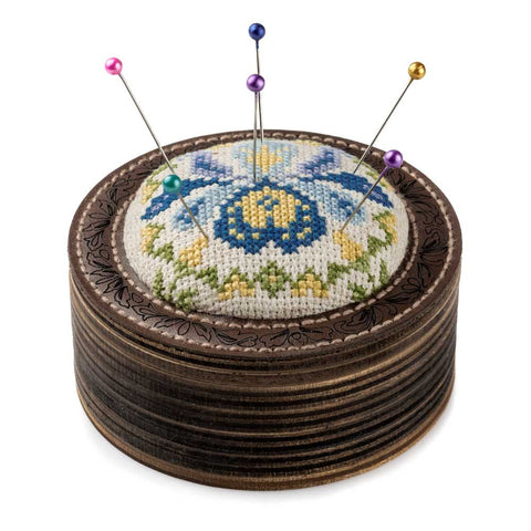 Siuvinėjimo adatinės ir adatų pagalvėlės rinkinys „Vilkdalgiai“ kryželiui – Wonderland Crafts