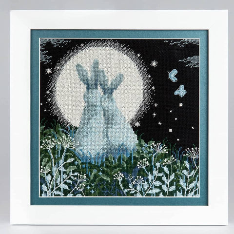 Charivna Mit siuvinėjimo kryželiu rinkinys „Mėnulio kiškiai“ ant juodo Aida 16 (18×18 cm)