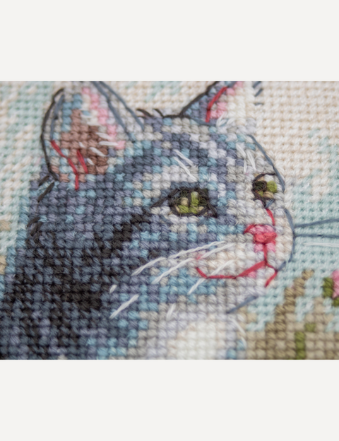 Siuvinėjimo kryželiu rinkinys „Katinas gėlyne“ 20 x 20 cm