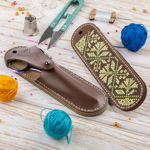 Siuvinėjimo rinkinys „Pienės“ žirklių dėklui iš dirbtinės odos | Wonderland Crafts