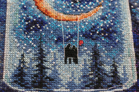 Abris Art siuvinėjimo kryželiu rinkinys „Mėnuo įsimylėjėliams“, 22×28 cm, 14 ct, 33 spalvų