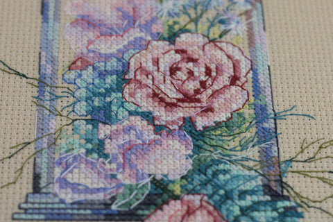 Abris Art siuvinėjimo rinkinys „Švelni šviesa“ — Aida 14 (15×19 cm), 34 spalvų