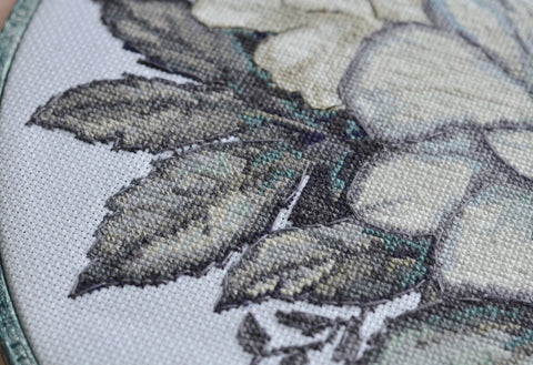 Abris Art siuvinėjimo komplektas „Šaltas prisilietimas“ — Zweigart 18 ct, 28×28 cm