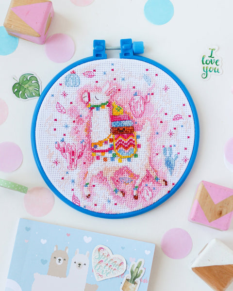 Abris Art kryželių siuvinėjimo rinkinys Lama — 14 ct kanva, 15×15 cm, 17 spalvų