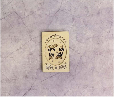 Medinė adatinė su „Žuvų“ zodiako motyvu 5×8 cm – kompaktiška adatoms ir siuvimo smulkmenoms