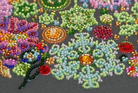 Abris Art siuvinėjimo karoliukais rinkinys „Auksinės šviesos“ — 28×38 cm, 35 spalvų