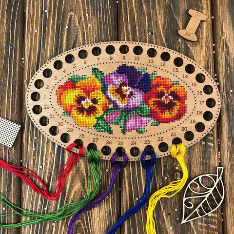 Perforuota medinė siuvinėjimo plokštė 13×20 cm (schema viduje) — be siūlų