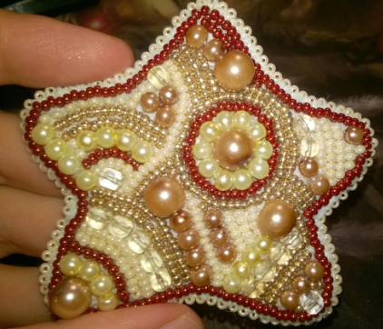 Karoliukų siuvinėjimo rinkinys brošei „Meduolis“ – Preciosa & Crystal Art (Charivna Mit)