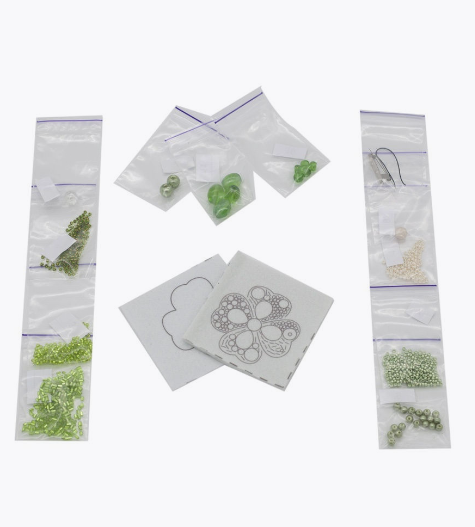 Crystal Art karoliukų siuvinėjimo rinkinys brošei „Sėkmės simbolis“ (Charivna Mit)