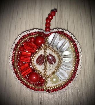 Crystal Art karoliukų siuvinėjimo rinkinys brošei „Raudonas obuolys“ — Charivna Mit