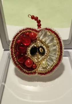 Crystal Art karoliukų siuvinėjimo rinkinys brošei „Raudonas obuolys“ — Charivna Mit