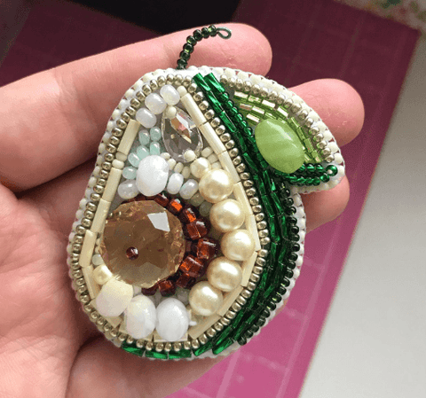 Charivna Mit brošės siuvinėjimo rinkinys „Avokadas“ su Preciosa kristalais, 5×7 cm