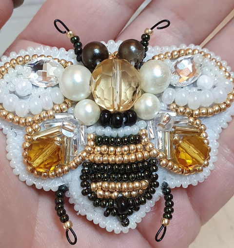 Charivna Mit karoliukų siuvinėjimo rinkinys brošei „Bitė“ (Crystal Art)