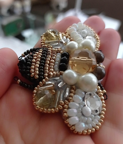 Charivna Mit karoliukų siuvinėjimo rinkinys brošei „Bitė“ (Crystal Art)