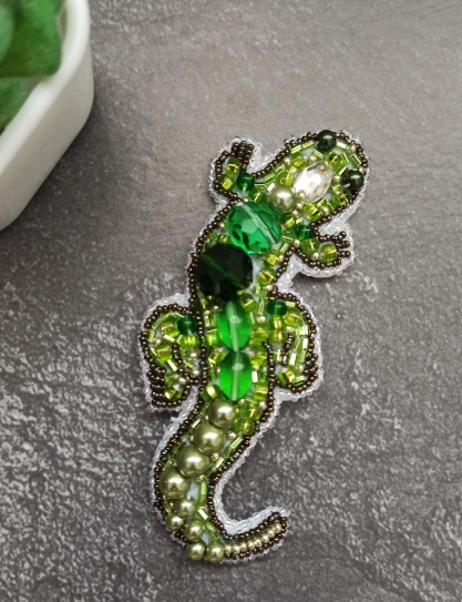 Charivna Mit karoliukų siuvinėjimo rinkinys brožei „Driežas“ (Crystal Art), 10×4,5 cm