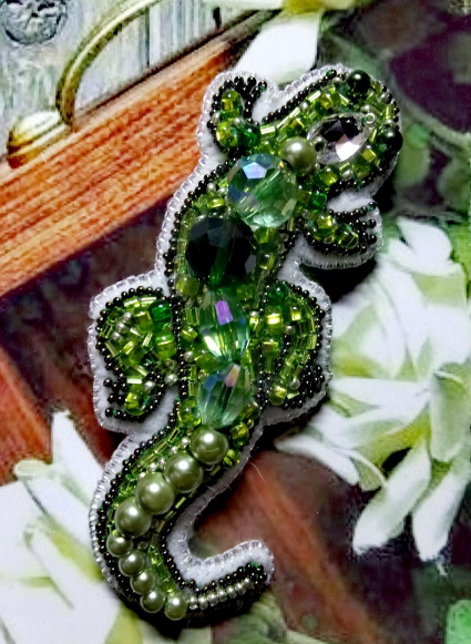 Charivna Mit karoliukų siuvinėjimo rinkinys brožei „Driežas“ (Crystal Art), 10×4,5 cm