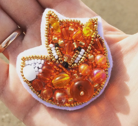 Karoliukų siuvinėjimo brošės rinkinys „Lapė“ 4,5×4,5 cm