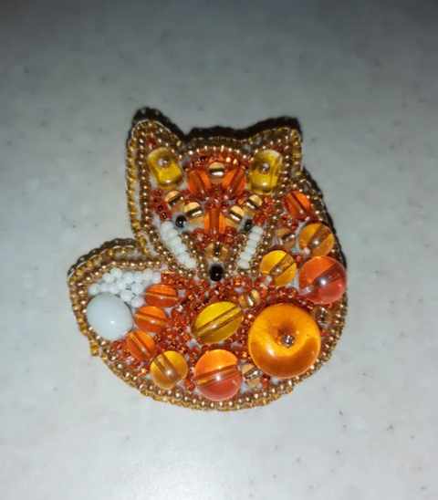 Karoliukų siuvinėjimo brošės rinkinys „Lapė“ 4,5×4,5 cm