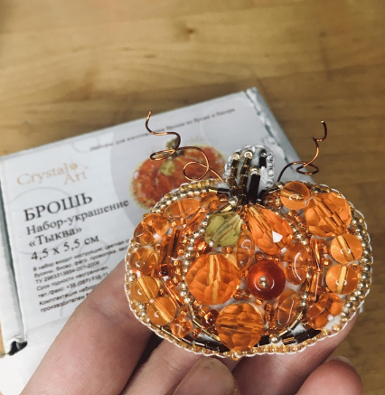 Charivna Mit brošės siuvinėjimo rinkinys „Moliūgas“ – karoliukai Crystal Art