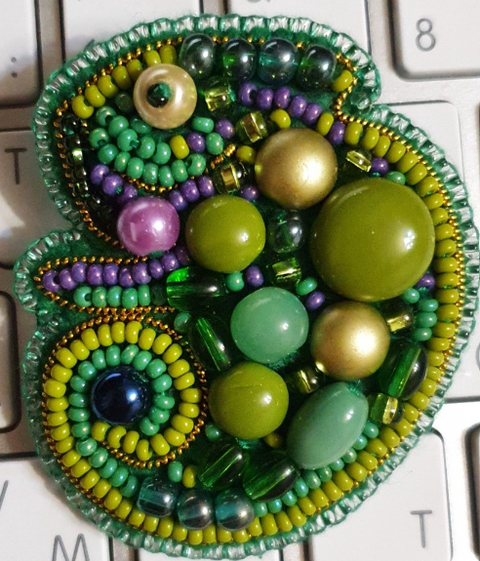 Charivna Mit karoliukų siuvinėjimo rinkinys — segė „Chameleonas“ (Crystal Art), 5×5,5 cm