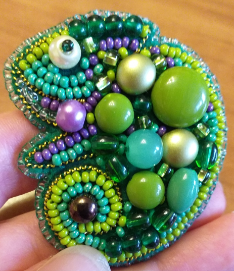 Charivna Mit karoliukų siuvinėjimo rinkinys — segė „Chameleonas“ (Crystal Art), 5×5,5 cm