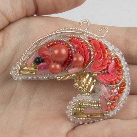 Brošė „Krevetė“ – siuvinėjimo karoliukais rinkinys (Crystal Art)
