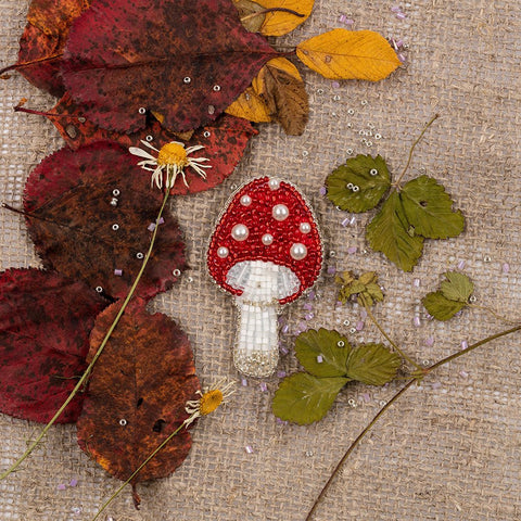 Brožė „Musmirė“ — mini siuvinėjimo projektas 4×7 cm - kaSiulai.lt