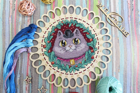 „Fluffy Gentleman“ siūlų dėklas siuvinėjimui — patogus rankdarbiams - kaSiulai.lt