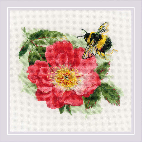RIOLIS siuvinėjimo rinkinys „Pūkuotoji kamanė“ Nr.2210 — 15×15 cm, 14 spalvų