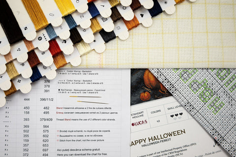 „Happy Halloween“ siuvinėjimo kryželiu komplektas — 22×22 cm - kaSiulai.lt