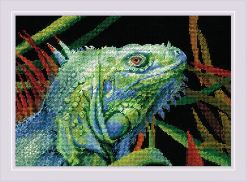 Iguana — RIOLIS siuvinėjimo rinkinys Nr. 2192 (Zweigart 14ct juoda AIDA, 30×21 cm, 20 spalvų)