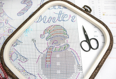 Kalėdinis kryželių komplektas „Christmas Sampler“, 38×27 cm - kaSiulai.lt