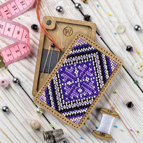 Wonderland Crafts rinkinys adatinės siuvinėjimui karoliukais su perforuotu dangteliu, 6×9 cm, 5 spalvų (975 vnt.)