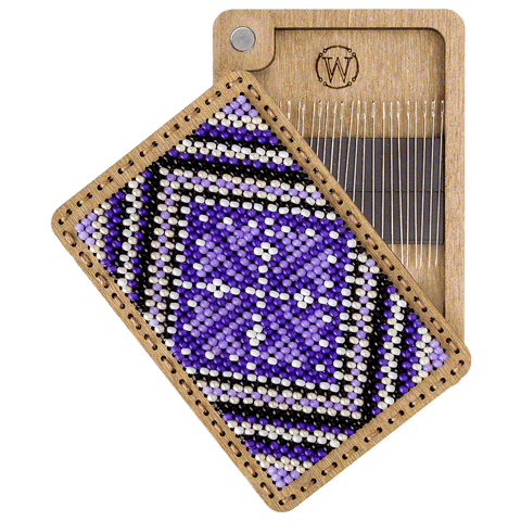 Wonderland Crafts rinkinys adatinės siuvinėjimui karoliukais su perforuotu dangteliu, 6×9 cm, 5 spalvų (975 vnt.)