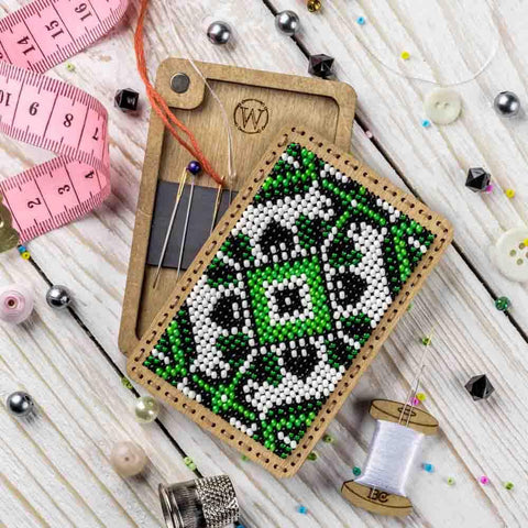 Wonderland Crafts PRECIOSA siuvinėjimo karoliukų rinkinys adatinės dėžutės dekoravimui, 6×9 cm, 4 spalvos