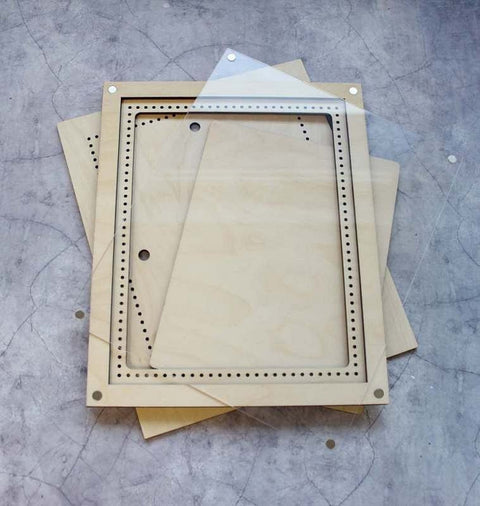 Kompaktiškas medinis rėmelis–dėklas siuviniams 15×18 / 10×13, 4 mm fanera - kaSiulai.lt