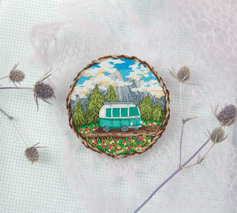 Komplektas siuvinėjimui kryželiu — segė „Kelionė ant ratų“, 5,5 × 5,5 cm - kaSiulai.lt