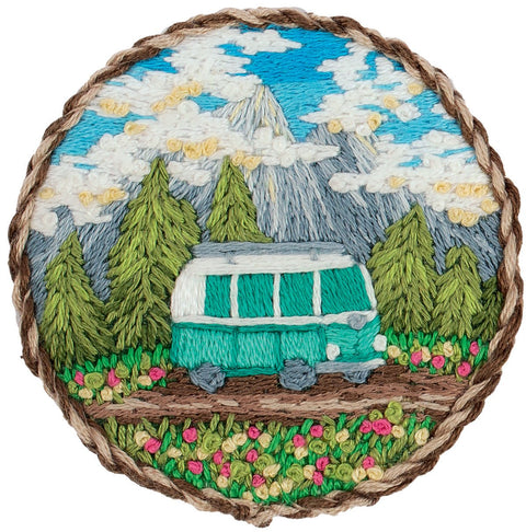 Komplektas siuvinėjimui kryželiu — segė „Kelionė ant ratų“, 5,5 × 5,5 cm - kaSiulai.lt