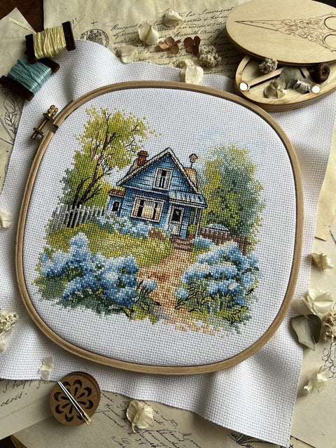Komplektas siuvinėjimui kryželiu „Sodyboje“, 17,5×17 cm — mėgėjams - kaSiulai.lt