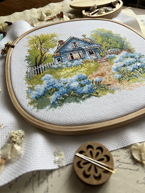 Komplektas siuvinėjimui kryželiu „Sodyboje“, 17,5×17 cm — mėgėjams - kaSiulai.lt