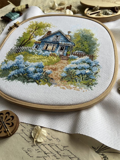 Komplektas siuvinėjimui kryželiu „Sodyboje“, 17,5×17 cm — mėgėjams - kaSiulai.lt
