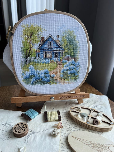 Komplektas siuvinėjimui kryželiu „Sodyboje“, 17,5×17 cm — mėgėjams - kaSiulai.lt