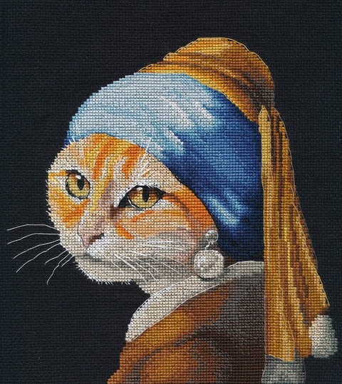Kryželiu siuvinėjimo komplektas „Katytė su perlo auskaru“ 21×22 cm - kaSiulai.lt