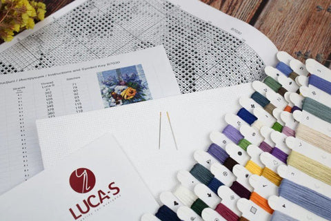 Luca‑S skaičiuoto kryželio siuvinėjimo rinkinys — Puokštė su našlaitėmis, 25×36 cm - kaSiulai.lt