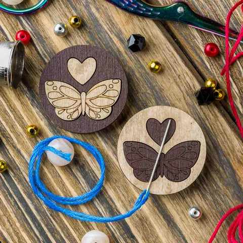 Wonderland Crafts dvipusis magnetinis adatos laikiklis siuvinėjimui su neodimio magnetais (3,5×3,5 cm)