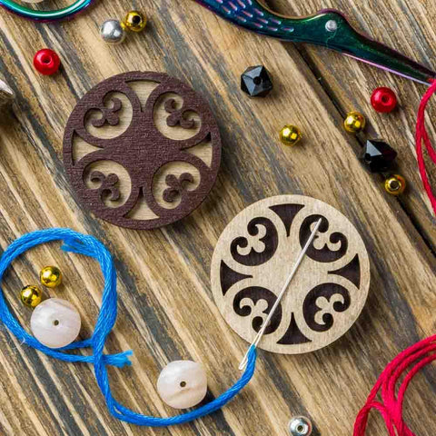 Wonderland Crafts dvipusis adatų laikiklis su neodimio magnetais siuvinėjimui