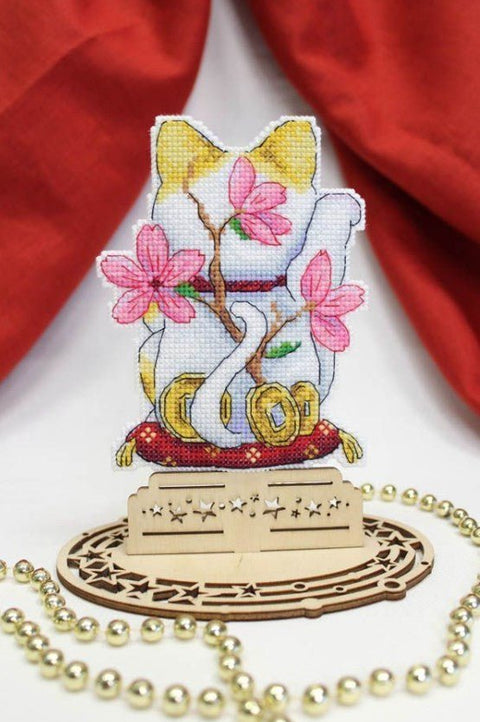 Maneki‑neko — laimės katino siuvinėjimo komplektas dovanai - kaSiulai.lt