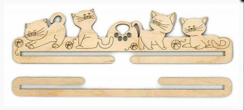 Medinė siuvinėjimo pakaba „Katės“, 23×6 cm, 2 dalys – elegantiškam eksponavimui - kaSiulai.lt