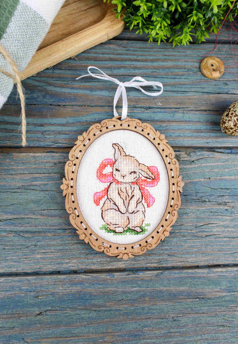 Medinis siuvinėjimo rinkinys su zuikučiu ir kaspinu, 10×9 cm - kaSiulai.lt
