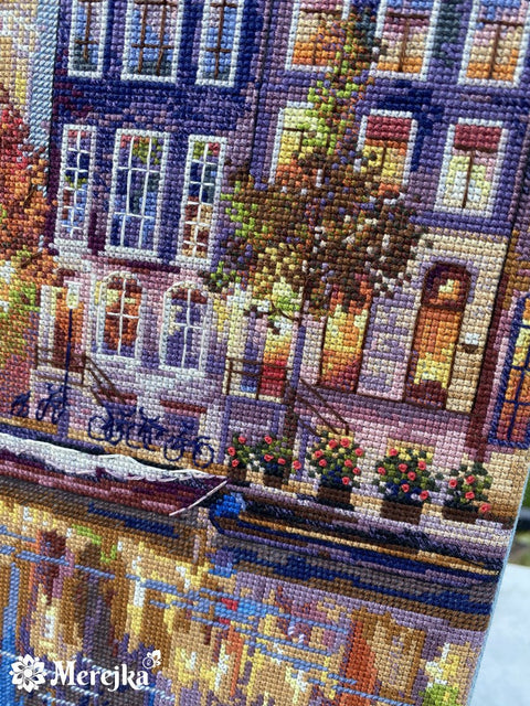 Merejka Amsterdam – skaičiuoto kryželio siuvinių komplektas, 30 × 39,5 cm - kaSiulai.lt